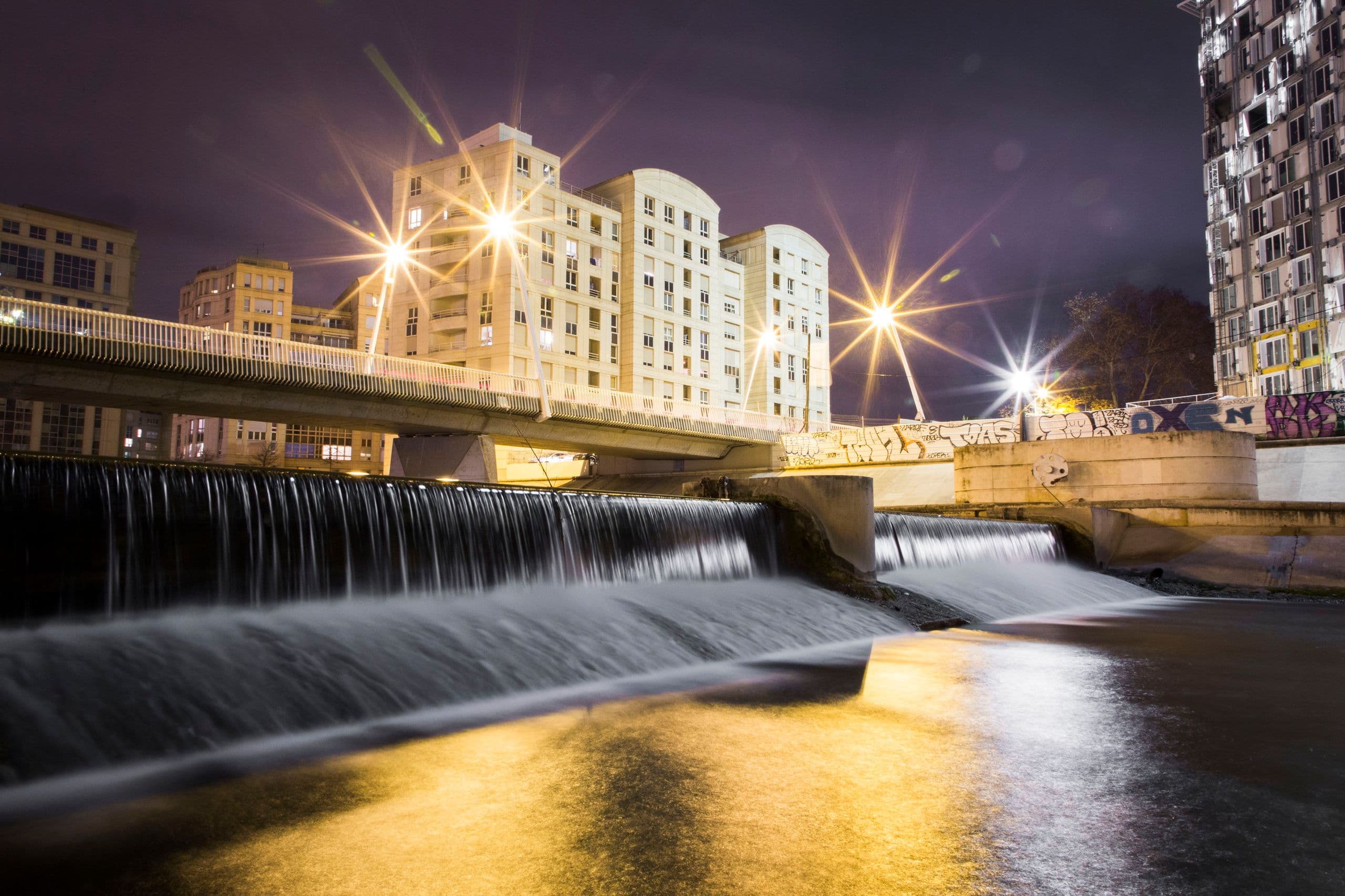 Cascade urbaine lumineuse