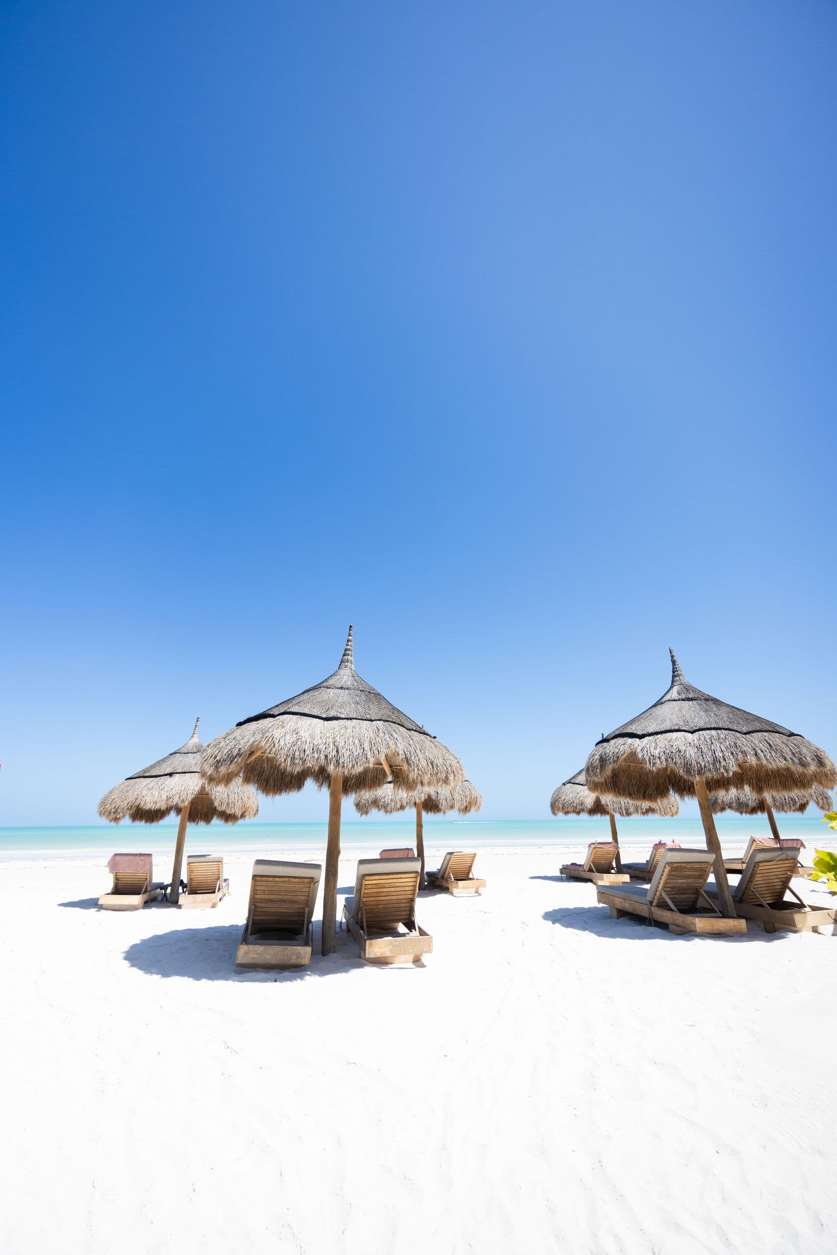 Parasols sous l'azur